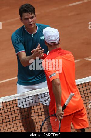 darc, belgischer Steve Darcis (ATP 38) und kanadischer Milos Raonic (ATP 6), schütteln sich nach ihrem Tennisspiel in der ersten Runde des Herrenturniers beim Roland Garros French Open Tennis Turnier in Paris, Frankreich, Montag, 29. Mai 2017 die Hand. Der Haupttisch Roland Garros Grand Slam findet vom 29. Mai bis 11. Juni 2017 statt. BELGA PHOTO VIRGINIE LEFOUR Stockfoto