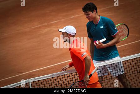 darc, belgischer Steve Darcis (ATP 38) und kanadischer Milos Raonic (ATP 6), schütteln sich nach ihrem Tennisspiel in der ersten Runde des Herrenturniers beim Roland Garros French Open Tennis Turnier in Paris, Frankreich, Montag, 29. Mai 2017 die Hand. Der Haupttisch Roland Garros Grand Slam findet vom 29. Mai bis 11. Juni 2017 statt. BELGA PHOTO VIRGINIE LEFOUR Stockfoto