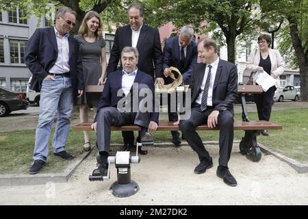 Französischer ehemaliger Radfahrer Bernard Hinault, Brüsseler Stadträtin Els Ampe, ehemaliger belgischer Radfahrer Eddy Merckx , Brüsseler Stadtrat Ahmed El Ktibi, Brüsseler Stadtrat Alain Courtois und Direktor von Tour de France Christian Prudhomme, das anlässlich der Eröffnung des "Outdoor Feet bicycle" im Arduinkaai/Quai aux Pierres de Taille in Brüssel, Dienstag, 30. Mai 2017. BELGA FOTO THIERRY ROGE Stockfoto