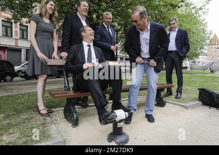 Brüsseler Stadträtin Els Ampe, Regisseur der Tour de France Christian Prudhomme, Brüsseler Stadtrat Ahmed El Ktibi, Brüsseler Stadtrat Alain Courtois, ehemaliger französischer Radfahrer Bernard Hinault und ehemaliger belgischer Radfahrer Eddy Merckx, das bei der Eröffnung des "Outdoor Feet Bike" im Arduinkaai/Quai aux Pierres de Taille in Brüssel, Dienstag, 30. Mai 2017. BELGA FOTO THIERRY ROGE Stockfoto