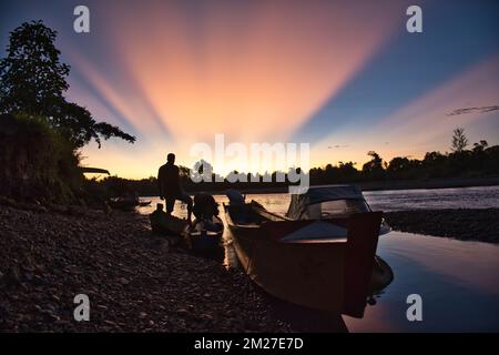 Sonnenuntergang im Dorf Mabul im Dorf @Mabul, Distrik Korowai Buluanop., Papua, Indonesien Stockfoto