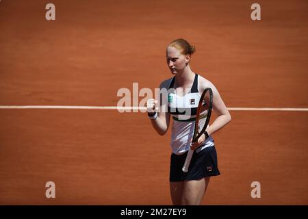 Die belgische Alison Van Uytvanck (WTA 113) feiert während eines Tennisspiels gegen die polnische Agnieszka Radwanska (WTA 10) in der zweiten Runde des Frauenturniers beim Roland Garros French Open Tennis Turnier in Paris am Donnerstag, den 01. Juni 2017. Der Haupttisch Roland Garros Grand Slam findet vom 29. Mai bis 11. Juni 2017 statt. BELGA PHOTO VIRGINIE LEFOUR Stockfoto