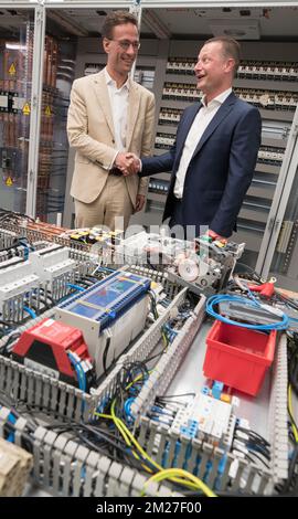 EdF Luminus CEO Gregoire Dallemagne und Newelec CEO Christophe Leclercq, vorgestellt auf einer gemeinsamen Pressekonferenz von EDF Luminus und Newelec am Donnerstag, den 01. Juni 2017. Stromerzeuger und Energieversorger Luminus kündigt den Erwerb einer Mehrheitsbeteiligung am Elektrizitätstechnikunternehmen Newelec an. BELGA FOTO BENOIT DOPPPAGNE Stockfoto