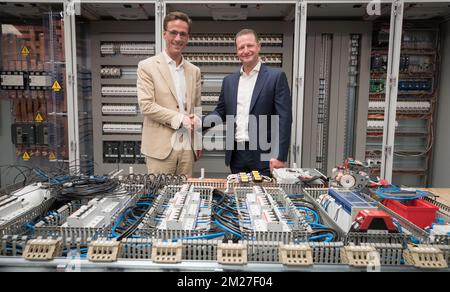 EdF Luminus CEO Gregoire Dallemagne und Newelec CEO Christophe Leclercq, vorgestellt auf einer gemeinsamen Pressekonferenz von EDF Luminus und Newelec am Donnerstag, den 01. Juni 2017. Stromerzeuger und Energieversorger Luminus kündigt den Erwerb einer Mehrheitsbeteiligung am Elektrizitätstechnikunternehmen Newelec an. BELGA FOTO BENOIT DOPPPAGNE Stockfoto