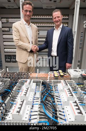 EdF Luminus CEO Gregoire Dallemagne und Newelec CEO Christophe Leclercq, vorgestellt auf einer gemeinsamen Pressekonferenz von EDF Luminus und Newelec am Donnerstag, den 01. Juni 2017. Stromerzeuger und Energieversorger Luminus kündigt den Erwerb einer Mehrheitsbeteiligung am Elektrizitätstechnikunternehmen Newelec an. BELGA FOTO BENOIT DOPPPAGNE Stockfoto