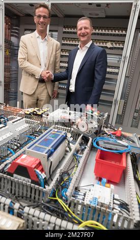 EdF Luminus CEO Gregoire Dallemagne und Newelec CEO Christophe Leclercq, vorgestellt auf einer gemeinsamen Pressekonferenz von EDF Luminus und Newelec am Donnerstag, den 01. Juni 2017. Stromerzeuger und Energieversorger Luminus kündigt den Erwerb einer Mehrheitsbeteiligung am Elektrizitätstechnikunternehmen Newelec an. BELGA FOTO BENOIT DOPPPAGNE Stockfoto