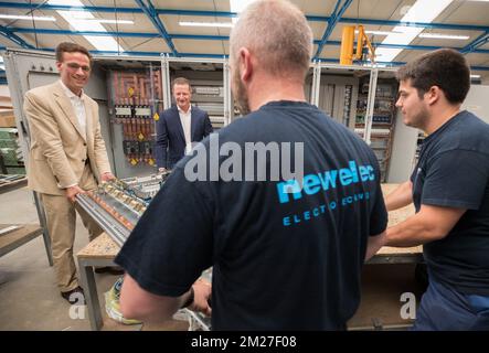 EdF Luminus CEO Gregoire Dallemagne und Newelec CEO Christophe Leclercq, vorgestellt auf einer gemeinsamen Pressekonferenz von EDF Luminus und Newelec am Donnerstag, den 01. Juni 2017. Stromerzeuger und Energieversorger Luminus kündigt den Erwerb einer Mehrheitsbeteiligung am Elektrizitätstechnikunternehmen Newelec an. BELGA FOTO BENOIT DOPPPAGNE Stockfoto