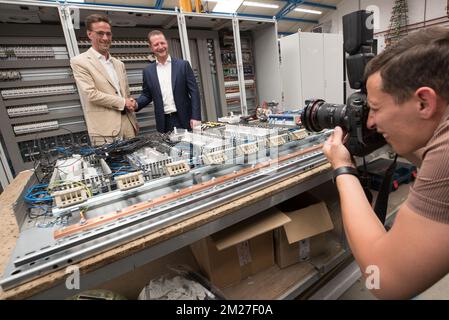 EdF Luminus CEO Gregoire Dallemagne und Newelec CEO Christophe Leclercq, vorgestellt auf einer gemeinsamen Pressekonferenz von EDF Luminus und Newelec am Donnerstag, den 01. Juni 2017. Stromerzeuger und Energieversorger Luminus kündigt den Erwerb einer Mehrheitsbeteiligung am Elektrizitätstechnikunternehmen Newelec an. BELGA FOTO BENOIT DOPPPAGNE Stockfoto