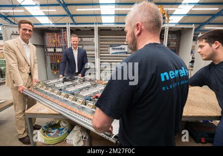 EdF Luminus CEO Gregoire Dallemagne und Newelec CEO Christophe Leclercq, vorgestellt auf einer gemeinsamen Pressekonferenz von EDF Luminus und Newelec am Donnerstag, den 01. Juni 2017. Stromerzeuger und Energieversorger Luminus kündigt den Erwerb einer Mehrheitsbeteiligung am Elektrizitätstechnikunternehmen Newelec an. BELGA FOTO BENOIT DOPPPAGNE Stockfoto