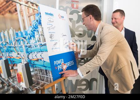 EdF Luminus CEO Gregoire Dallemagne und Newelec CEO Christophe Leclercq, vorgestellt auf einer gemeinsamen Pressekonferenz von EDF Luminus und Newelec am Donnerstag, den 01. Juni 2017. Stromerzeuger und Energieversorger Luminus kündigt den Erwerb einer Mehrheitsbeteiligung am Elektrizitätstechnikunternehmen Newelec an. BELGA FOTO BENOIT DOPPPAGNE Stockfoto