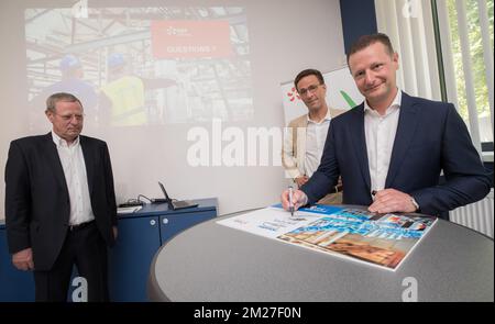 Newelec Co Founder Gerard Leclercq, EDF Luminus CEO Gregoire Dallemagne and Newelec CEO Christophe Leclercq pictured during a joint press conference of EDF Luminus and Newelec, Thursday 01 June 2017. Electricity producer and energy supplier Luminus is announcing the acquisition of a majority participation in electricity techniques firm Newelec. BELGA PHOTO BENOIT DOPPAGNE Stockfoto