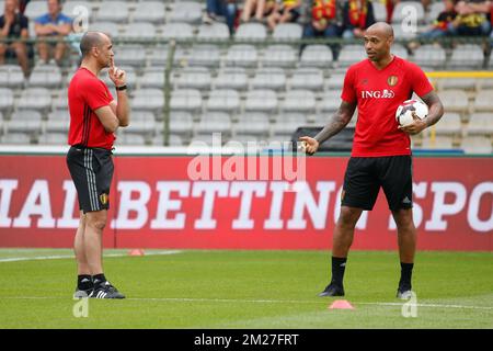 Der belgische Cheftrainer Roberto Martinez und der belgische Assistenztrainer Thierry Henry bildeten das Bild während eines Trainings der belgischen Fußballnationalmannschaft Red Devils am Samstag, den 03. Juni 2017 in Brüssel. Belgien spielt am 05. Juni ein Freundschaftsspiel gegen die Tschechische Republik und ein WM-2018-Qualifikator in Estland. BELGA FOTO BRUNO FAHY Stockfoto