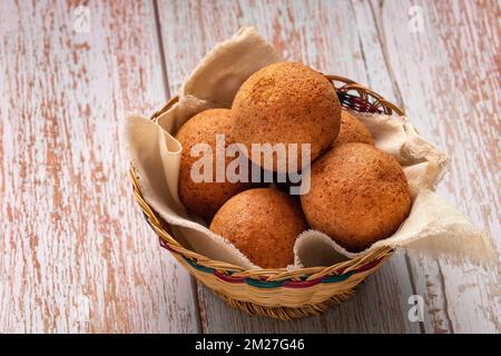 Kolumbianische frittierte buñuelos – traditionelle kolumbianische Küche Stockfoto