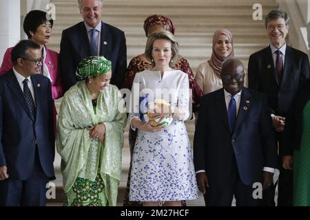 Tedros Adhamon Ghebrey, Generaldirektor DER WHO, Amina Mohamed, UN Stellvertretende Generalsekretärin, Königin Mathilde von Belgien, Nana Akufo Addo, Präsidentin von Ghana, Dho Young Shim, U.N. Wirld Tourism Organization chaiwoman, Paul Polman, Unilecer CEO, Leymah Gbowee, Gbowee Peace Foundation Director, Alaa Murabit, The Voice of Libyan Women, Jeffrey Sachs, Earth Institute at Columbia Universary Director, Muhammad Yunus, Gründer der Grameen Bank und posieren für ein Gruppenfoto während eines königlichen Mittagessens für die Teilnehmer der „Europäischen Entwicklungstage“ (Europese Ontwikkelingsdagen - Journees europeennes du D. Stockfoto