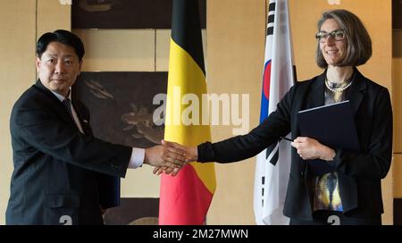 Seoul Business Agency Director General Harrison Lim Brussels Invest and Export Chief Executive Director Benedicte Wilders pictured during a signing ceremony and a bestowing of an honorary distinction by Princess Astrid upon Ahn Chong-ghee, former Korean Ambassador to Belgium and the EU, on the fourth day of an economic mission of Belgium's Princess Astrid to South Korea, Wednesday 14 June 2017. BELGA PHOTO BENOIT DOPPAGNE Stockfoto