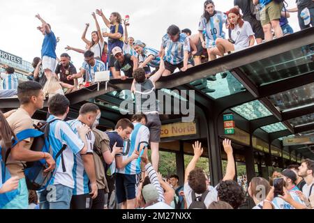 Argentinische Fußballfans feiern die FIFA-Weltmeisterschaft 2022 Stockfoto