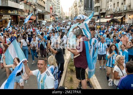 Argentinische Fußballfans feiern die FIFA-Weltmeisterschaft 2022 Stockfoto