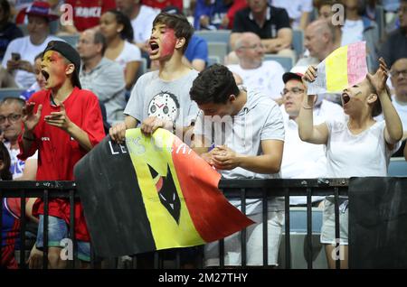 Belgische Fans feiern während eines Quaterfinalspiels zwischen der belgischen Nationalmannschaft „The Belgische Katzen“ und Italien auf der FIBA Eurobasket Women 2017, Donnerstag, den 22. Juni 2017, in Prag, Tschechische Republik. BELGA PHOTO VIRGINIE LEFOUR Stockfoto