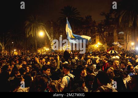 Barcelona, Spanien. 13.. Dezember 2022. Argentinische Fußballfans feiern ihr Team nach dem Halbfinale der FIFA-Weltmeisterschaft 2022 vor Kroatien. Argentinien gewinnt das erste Finale mit einem klaren 3:0-Sieg. Kredit: Matthias Oesterle/Alamy Live News Stockfoto