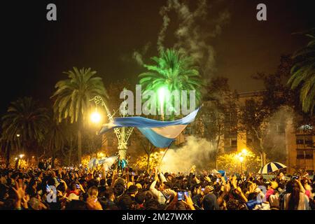 Barcelona, Spanien. 13.. Dezember 2022. Argentinische Fußballfans feiern ihr Team nach dem Halbfinale der FIFA-Weltmeisterschaft 2022 vor Kroatien. Argentinien gewinnt das erste Finale mit einem klaren 3:0-Sieg. Kredit: Matthias Oesterle/Alamy Live News Stockfoto