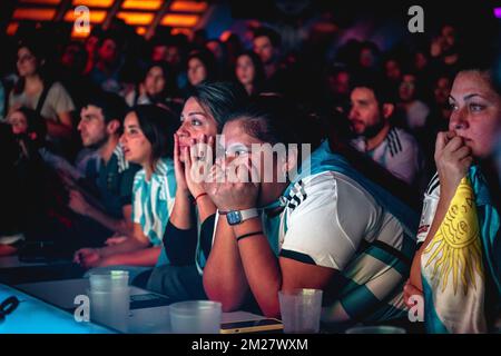 Barcelona, Spanien. 13.. Dezember 2022. Argentinische Fußballfans schnuppern mit ihrer Mannschaft während des Halbfinals der FIFA-Weltmeisterschaft 2022 gegen Kroatien. Argentinien gewinnt das erste Finale mit einem klaren 3:0-Sieg. Kredit: Matthias Oesterle/Alamy Live News Stockfoto