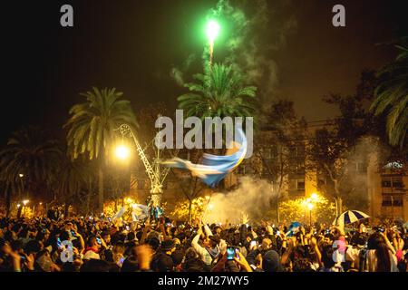 Barcelona, Spanien. 13.. Dezember 2022. Argentinische Fußballfans feiern ihr Team nach dem Halbfinale der FIFA-Weltmeisterschaft 2022 vor Kroatien. Argentinien gewinnt das erste Finale mit einem klaren 3:0-Sieg. Kredit: Matthias Oesterle/Alamy Live News Stockfoto