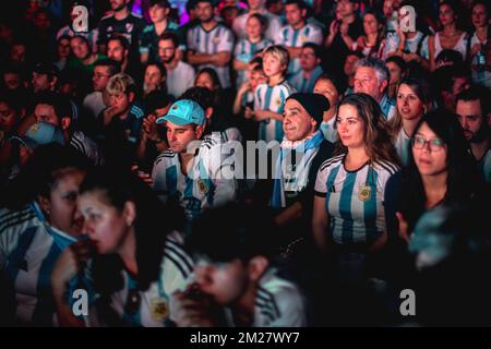 Barcelona, Spanien. 13.. Dezember 2022. Argentinische Fußballfans schnuppern mit ihrer Mannschaft während des Halbfinals der FIFA-Weltmeisterschaft 2022 gegen Kroatien. Argentinien gewinnt das erste Finale mit einem klaren 3:0-Sieg. Kredit: Matthias Oesterle/Alamy Live News Stockfoto