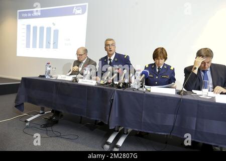 Justizminister Koen Geens, Michel Deraemaeker, die generalkommissarin der Bundespolizei Catherine De Bolle und der stellvertretende Ministerpräsident und Innenminister Jan Jambon bildeten auf einer Pressekonferenz der integrierten Polizei über die Kriminalitätszahlen des Jahres 2016 am Dienstag, den 27. Juni 2017 in Brüssel. BELGA FOTO NICOLAS MAETERLINCK Stockfoto