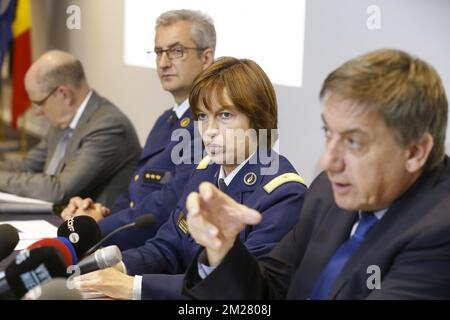 Justizminister Koen Geens, Michel Deraemaeker, die generalkommissarin der Bundespolizei Catherine De Bolle und der stellvertretende Ministerpräsident und Innenminister Jan Jambon bildeten auf einer Pressekonferenz der integrierten Polizei über die Kriminalitätszahlen des Jahres 2016 am Dienstag, den 27. Juni 2017 in Brüssel. BELGA FOTO NICOLAS MAETERLINCK Stockfoto