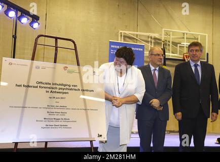 Die Ministerin für Gesundheit und Soziales Maggie De Block, Justizminister Koen Geens und der Vizeminister und Innenminister Jan Jambon bildeten anlässlich der Eröffnung des forensischen psychiatrischen Zentrums in Antwerpen am Donnerstag, den 29. Juni 2017. BELGA FOTO NICOLAS MAETERLINCK Stockfoto