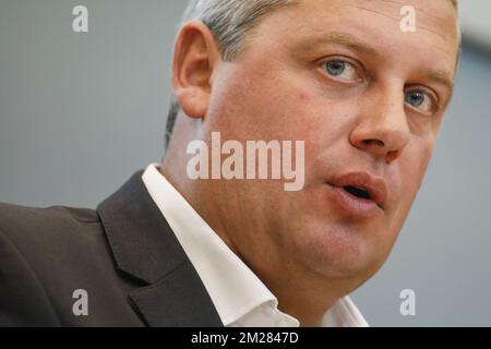 Dimitri Fourny von CDH, das bei der Vorstellung des Abschlussberichts der untersuchungskommission für Veröffentlichungen im wallonischen Parlament am Montag, den 03. Juli 2017, in Namur zu sehen war. BELGA FOTO THIERRY ROGE Stockfoto