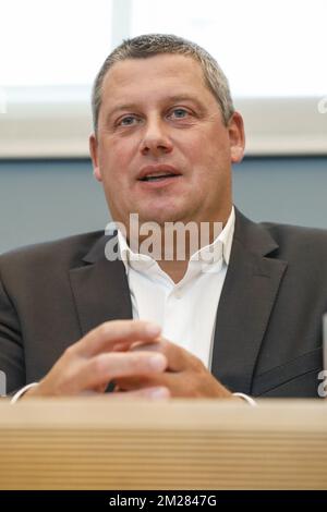 Dimitri Fourny von CDH, das bei der Vorstellung des Abschlussberichts der untersuchungskommission für Veröffentlichungen im wallonischen Parlament am Montag, den 03. Juli 2017, in Namur zu sehen war. BELGA FOTO THIERRY ROGE Stockfoto