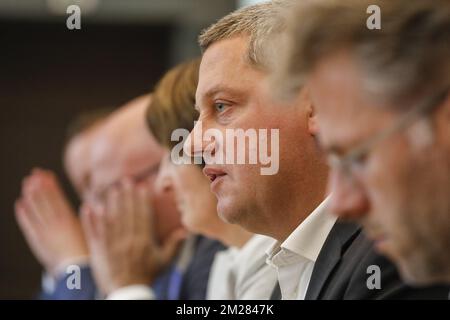 Dimitri Fourny von CDH, das bei der Vorstellung des Abschlussberichts der untersuchungskommission für Veröffentlichungen im wallonischen Parlament am Montag, den 03. Juli 2017, in Namur zu sehen war. BELGA FOTO THIERRY ROGE Stockfoto