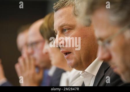 Dimitri Fourny von CDH, das bei der Vorstellung des Abschlussberichts der untersuchungskommission für Veröffentlichungen im wallonischen Parlament am Montag, den 03. Juli 2017, in Namur zu sehen war. BELGA FOTO THIERRY ROGE Stockfoto