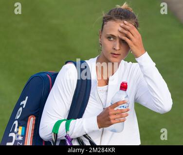 Die belgische Maryna Zanevska wirkt deprimiert, nachdem sie am Montag, den 03. Juli 2017, im All England Tennis Club in Wimbledon im Südwesten von London, Großbritannien, eine erste Runde Dameneinzelspiele zwischen der belgischen Maryna Zanevska und Heather Watson gespielt hat. BELGA FOTO BENOIT DOPPPAGNE Stockfoto