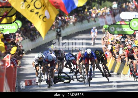 Great Britain Mark Cavendish von Dimension Data und Ben Swift von Team Emirates der Vereinigten Arabischen Emirate in Großbritannien spürten, wie der französische Arnaud Demare von FDJ die vierte Etappe der 104.. Ausgabe des Radrennen Tour de France gewinnt, 207,5 km von Mondorf-les-Bains, Luxemburg, nach Vittel, Frankreich, Dienstag, 04. Juli 2017. Die diesjährige Tour de France findet vom ersten Juli bis zum 23.. Juli statt. BELGA FOTO DIRK WAEM Stockfoto