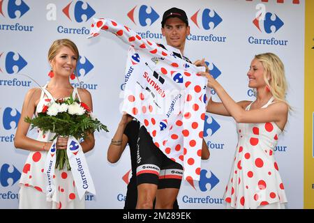 French Warren Barguil von Team Sunweb trägt das Polka-Dot-Trikot für den besten Kletterer und feiert auf dem Podium der Bühne nach der zehnten Etappe des Radrennen Tour de France 104., 178km von Perigueux nach Bergerac, Frankreich, Dienstag, 11. Juli 2017. Die diesjährige Tour de France findet vom ersten Juli bis zum 23.. Juli statt. BELGA FOTO DAVID STOCKMAN Stockfoto