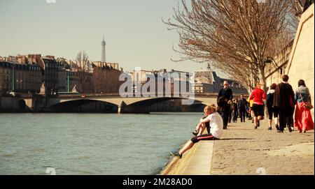PARIS , FRANKREICH - 13. März 2014 : Läufer macht eine Pause am Ufer der seine in Paris Stockfoto