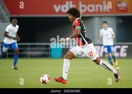 Nice's Dante kämpft um den Ball während eines freundlichen Fußballspiels zwischen dem belgischen First League-Fußballteam KAA Gent und dem französischen Ligue-1-Team Nizza, Donnerstag, den 13. Juli 2017 in Gent. BELGA FOTO KURT DESPLENTER Stockfoto