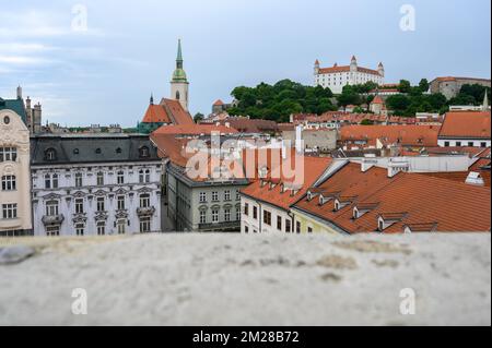 Ausblick vom Gipfel des Alten Rathausturms in Bratislava, Slowakei. Stockfoto