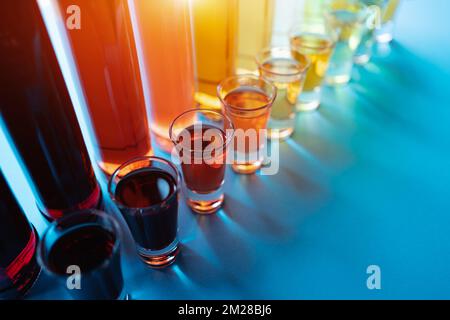 Sammlung Satz von farbigen Alkohol Tinktur oder Alkohol mit Glas und Flaschen geschossen Stockfoto