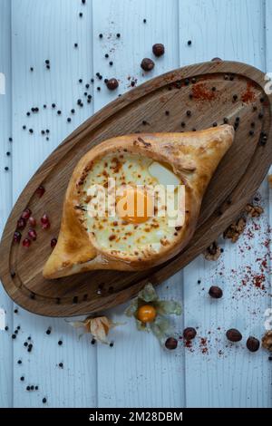 Frisches Hilfsboot khachapuri mit Suluguni-Käse, Eigelb und Butter Stockfoto