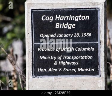 Schild der Cog Harrington Bridge, die den Fraser River zwischen Boston Bar und North Bend, British Columbia, Kanada, überspannt Stockfoto