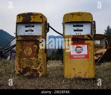 Oldtimer-Zapfsäulen in North Bend, British Columbia, Kanada Stockfoto