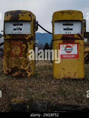 Oldtimer-Zapfsäulen in North Bend, British Columbia, Kanada Stockfoto