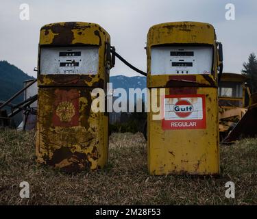 Oldtimer-Zapfsäulen in North Bend, British Columbia, Kanada Stockfoto