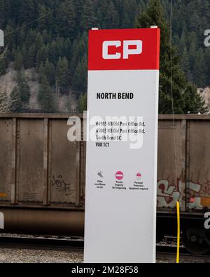 CP Rail mit dem Schild Old Post Office Road in North Bend, British Columbia, Kanada Stockfoto