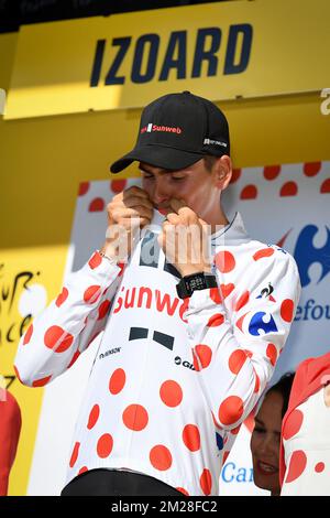 French Warren Barguil von Team Sunweb feiert auf dem Podium in dem roten Polka-Dot-Trikot für den besten Kletterer nach der achtzehnten Etappe der 104.. Ausgabe des Radrennen Tour de France, 179,5km von Briancon bis Col d'Izoard, Frankreich, Donnerstag, 20. Juli 2017. Die diesjährige Tour de France findet vom ersten Juli bis zum 23.. Juli statt. BELGA FOTO DAVID STOCKMAN Stockfoto