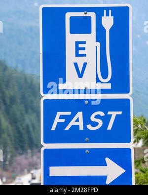 Schild mit Ladestation für Elektrofahrzeuge in North Bend, British Columbia, Kanada Stockfoto