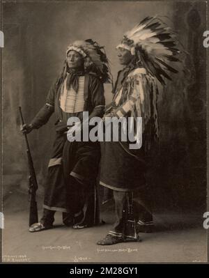 Chief Goes to war, Chief Hollow Horn Bear, Sioux , Indians of North America, Dakota Indians, Trans-Mississippi und International Exposition 1898 : Omaha, Neb.. Fotos des amerikanischen Westens Stockfoto